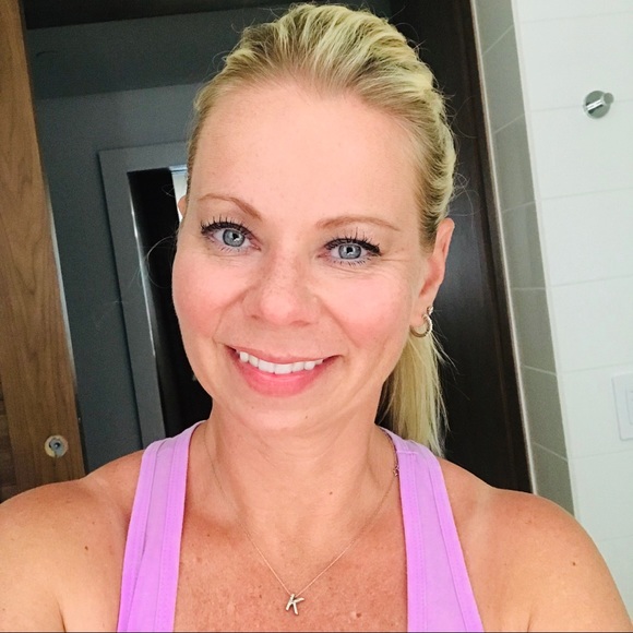 Hi I’m Kat. Posh II Ambassador love to buy and sell preloved treasures - Picture 3 of 7